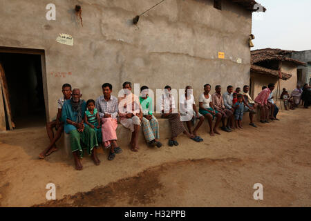 SAWAR tribù, popolo nel tempo libero, Khairmal Village, Saraipali Tahsil, distretto di Mahasamund, Chattisgarh, India Foto Stock