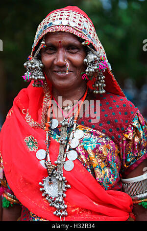 Ritratto di donna con gioielli tradizionali, vanjara tribù, Maharashtra, India Foto Stock