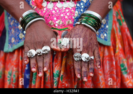 Donna tribale che indossa gioielli tradizionali, vanjara tribù, Maharashtra, India Foto Stock