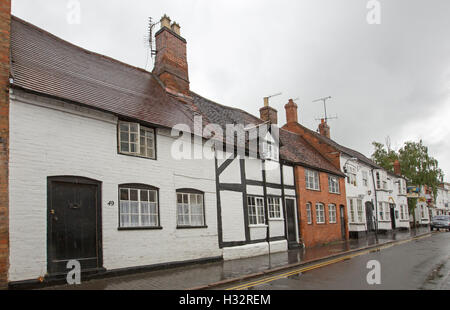 Riga della storica in bianco e nero di edifici medievali accanto al più moderno edificio di mattoni rossi a Stratford-upon-Avon, Inghilterra Foto Stock