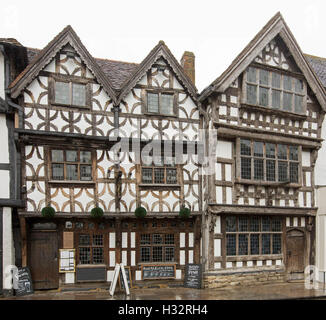 Storico edificio medievale, XVI secolo pub, il Garrick Inn in high street di Stratford-upon-Avon, Warwickshire, Inghilterra Foto Stock