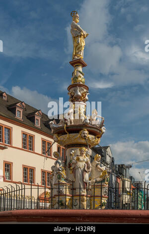 St Peters Fontana, Hauptmarkt, Trier, Renania-Palatinato, Germania Foto Stock