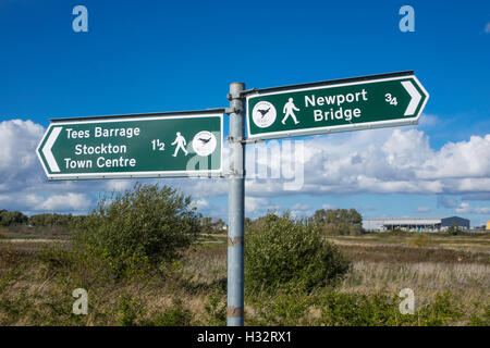 Segno da parte del Fiume Tees sul modo Teesdale mostrare le distanze per il Newport Bridge Tees Barrage e Stockton Centro Città Foto Stock