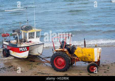 Pescatore alla guida di un trattore tira la sua barca PE55 Mad Kat fuori del mare al redcar cleveland, Regno Unito Foto Stock