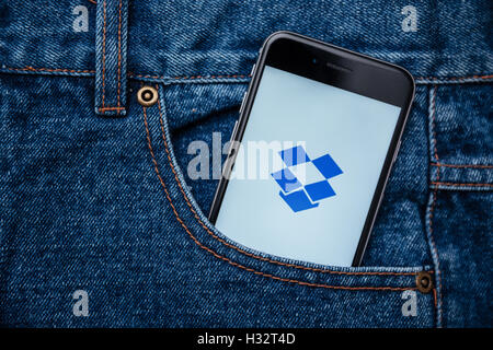 CHIANGMAI,THAILANDIA - Agosto 26, 2016: Foto del dispositivo iPhone di Dropbox pagina di accesso sul telefono cellulare schermo. Dropbox è un servizio gratuito di s Foto Stock