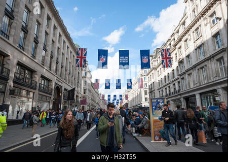 Regent street decorate con le bandiere e le bancarelle per celebrare NFL in London Wembley in ottobre 2016 Foto Stock