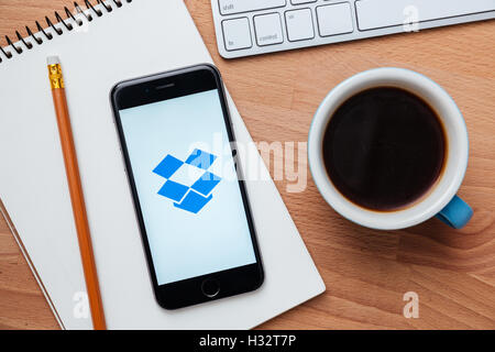 CHIANGMAI,THAILANDIA - Agosto 26, 2016: Foto del dispositivo iPhone di Dropbox pagina accedi su schermo di cellulare Foto Stock