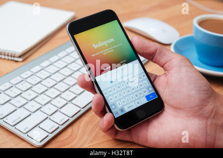 CHIANG MAI, Thailandia - 02 gennaio 2015.mano che tiene l'Iphone e usando Instagram applicazione. Instagram è più grande e più popul Foto Stock