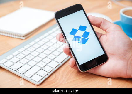 CHIANGMAI,THAILANDIA - Agosto 26, 2016: Foto di uomini mano che tiene il dispositivo iPhone con Dropbox segno su schermo mobile. Dropbox è un f Foto Stock