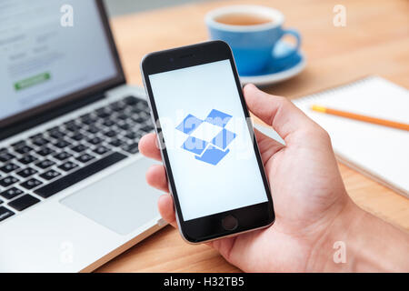 CHIANGMAI,THAILANDIA - Agosto 26, 2016: Foto di uomini mano che tiene il dispositivo iPhone con Dropbox segno su schermo mobile. Dropbox è un f Foto Stock