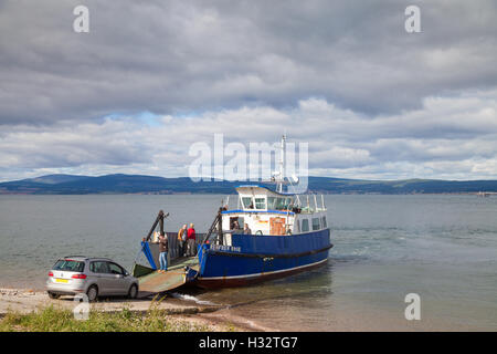 La piccola nave traghetto che attraversa il Cromarty Firth tra Cromarty Nigg e. Foto Stock