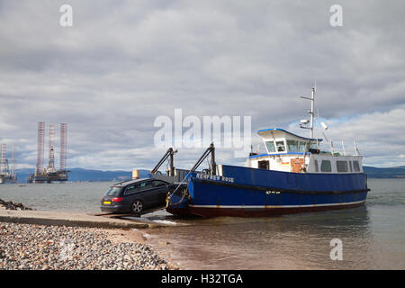 La piccola nave traghetto che attraversa il Cromarty Firth tra Cromarty Nigg e. Foto Stock