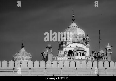 Le cupole e le mura difensive del Lahore fort Foto Stock