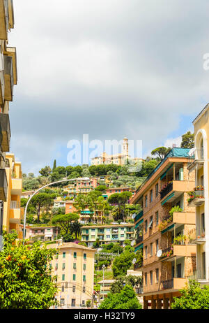 Arroccato su una collina a Recco Italia è la piccola chiesa di Nostra Signora delle Grazie (chiesa Nostra Signora grazie) Foto Stock