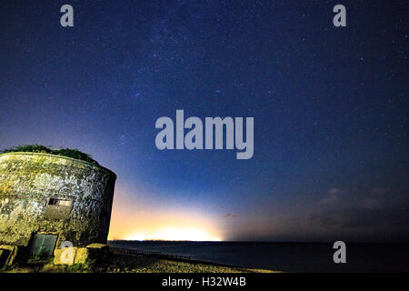 Stella accesa Martello Tower vicino a Eastbourne Harbor sovrano Sussex di notte Foto Stock