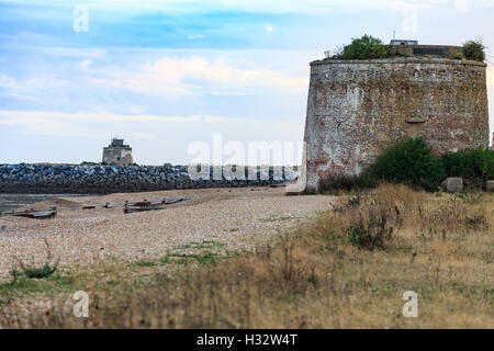 Due Torri Martello vicino Eastbournes Sovereign Harbour Sussex al crepuscolo Foto Stock