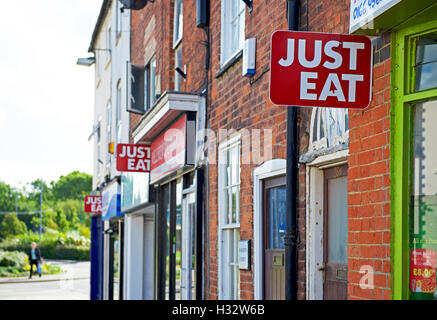 Segni - solo mangiare - al di fuori di take-away a negozi di alimentari, England Regno Unito Foto Stock