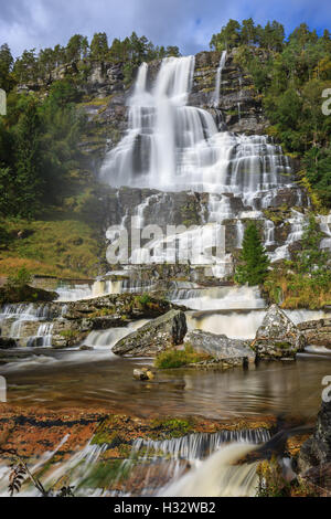 Tvindefossen (scritto anche Tvinnefossen; anche chiamato Trollafossen) è una cascata in prossimità di Voss, Norvegia. Foto Stock