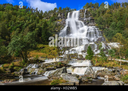 Tvindefossen (scritto anche Tvinnefossen; anche chiamato Trollafossen) è una cascata in prossimità di Voss, Norvegia. Foto Stock