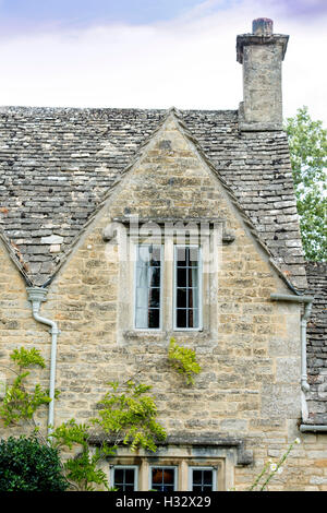 Dettaglio di un cottage gable nel villaggio Costwold di Lower Slaughter, Gloucestershire, Regno Unito Foto Stock