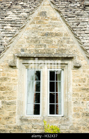 Dettaglio di un cottage gable nel villaggio Costwold di Lower Slaughter, Gloucestershire, Regno Unito Foto Stock