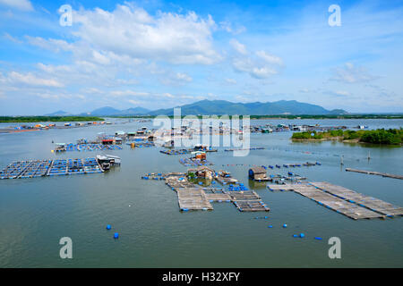 Figlio lungo il galleggiante villaggio di pescatori, figlio lunga, lunga Hai, Ba Ria - Vung Tau Vietnam. Foto Stock