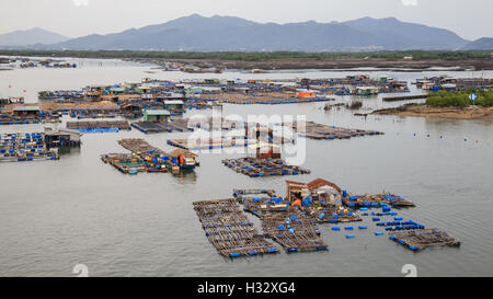 Figlio di lunga villaggio galleggiante in Vietnam Foto Stock