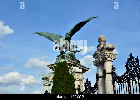 Il mitologico rapace Turul, il simbolo nazionale di Ungheria. Statua in bronzo all'entrata di Budapest Royal Palace, MAD Foto Stock