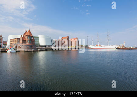 Vista panoramica del porto di Stralsund con Ozeaneum aquarium, magazzini e museo nave Gorch Fock I Foto Stock