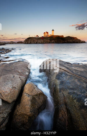 Alta Marea a Nubble Light - Cape Neddick Faro - Sohier Park - York Maine Foto Stock