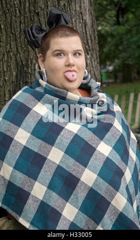 Una donna in pancho con diversi viso piercing all'orgoglio pagano Day Festival in Washington Square Park di New York City Foto Stock