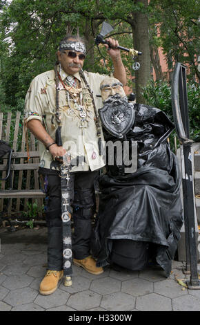 Ritratto di un eccentrico newyorkese con diverse collane presso l orgoglio pagano Day Festival nel Greenwich Village di New York City. Foto Stock