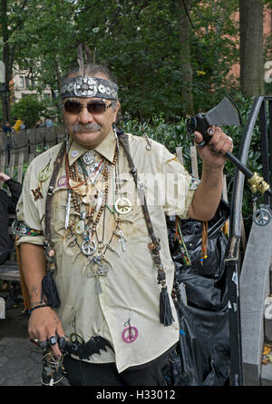 Ritratto di un eccentrico newyorkese con diverse collane presso l orgoglio pagano Day Festival nel Greenwich Village di New York City. Foto Stock