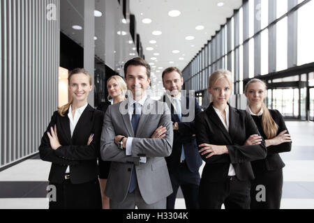 Ritratto di successo sorridente team aziende nella costruzione di ufficio Foto Stock