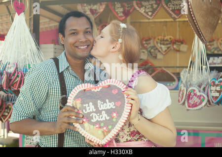 In amore interracial giovane godendo Oktoberfest Foto Stock