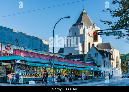 Sunrise Market e il St James Chiesa anglicana, Downtown Eastside, Vancouver, British Columbia, Canada Foto Stock