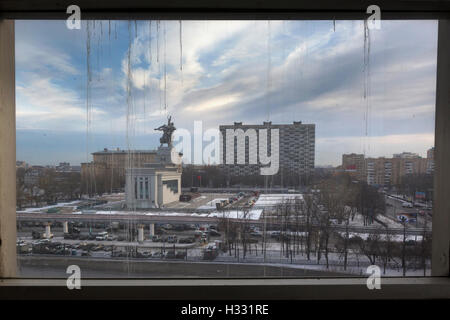Vista del monumento e lavoratore Kolkhoz donna attraverso finestre panoramiche del padiglione espositivo № 70 'Mosca' alla VDNKh Foto Stock
