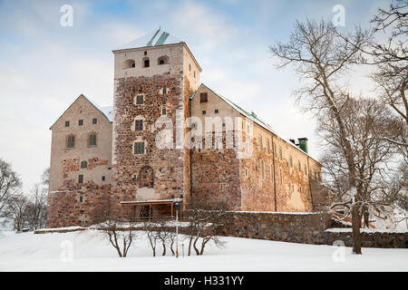 Turku, Finlandia - 22 Gennaio 2016: la facciata del castello di Turku in inverno. È il più grande superstite edificio medievale in Finlandia, ho Foto Stock