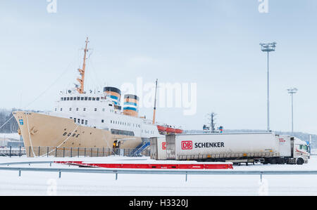 Turku, Finlandia - 17 Gennaio 2016: il carico della nave da carico. Porto di Turku, Finlandia nella stagione invernale Foto Stock