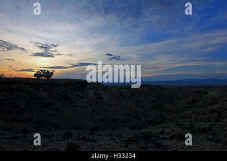 Camper van al tramonto nella bella valle del tatacoa desert, Colombia. Foto Stock