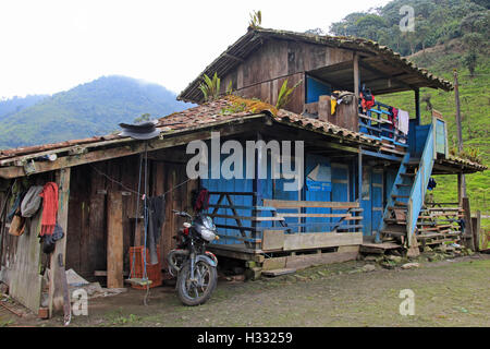 Molto autentica casa in cloudforest nelle montagne ecuadoriana una strada verso il bacino amazzonico. Foto Stock