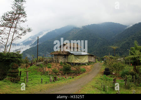 Molto autentica casa in cloudforest nelle montagne ecuadoriana una strada verso il bacino amazzonico. Foto Stock