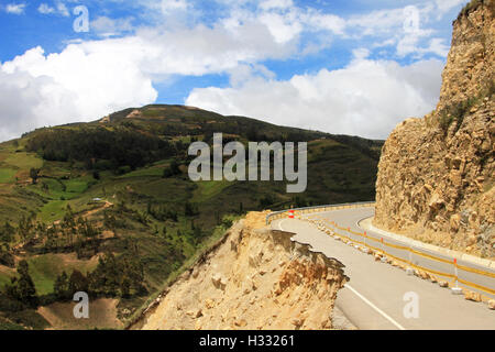 Rotture di strada nelle montagne peruviane vicino a Cajamarca Foto Stock