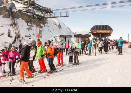 Vertice Saulire - sciatori lasciando ascensori da Méribel e Courchevel per la più alta viene eseguito. Foto Stock