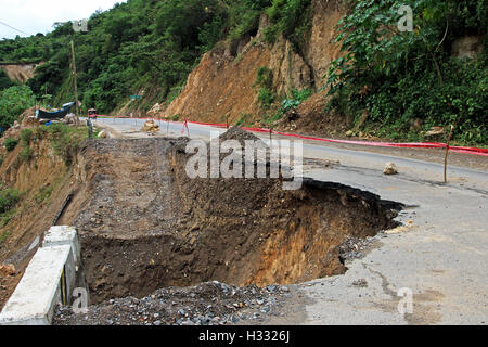 Rotture di strada nelle montagne peruviane vicino a Cajamarca Foto Stock