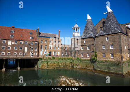 Tre Mulini (Casa Mill, casa del mugnaio e il Mulino di Clock) in prua, London, Regno Unito Foto Stock