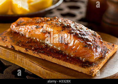 Una singola porzione servente di cedro delizioso salmone affumicato. Foto Stock