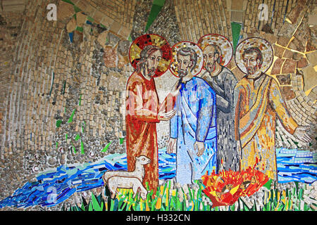 Colorato mosaico nel patio della chiesa Polloc. Un hotel molto bello e moderno artigianato d'arte. Foto Stock