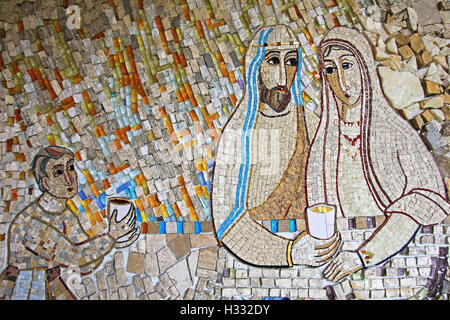 Colorato mosaico nel patio della chiesa Polloc. Un hotel molto bello e moderno artigianato d'arte. Foto Stock