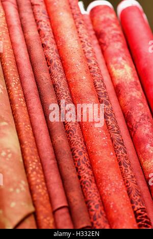 Bulloni di tessuti colorati schierate per la vendita in una varietà di stili, modelli e colori. Foto Stock